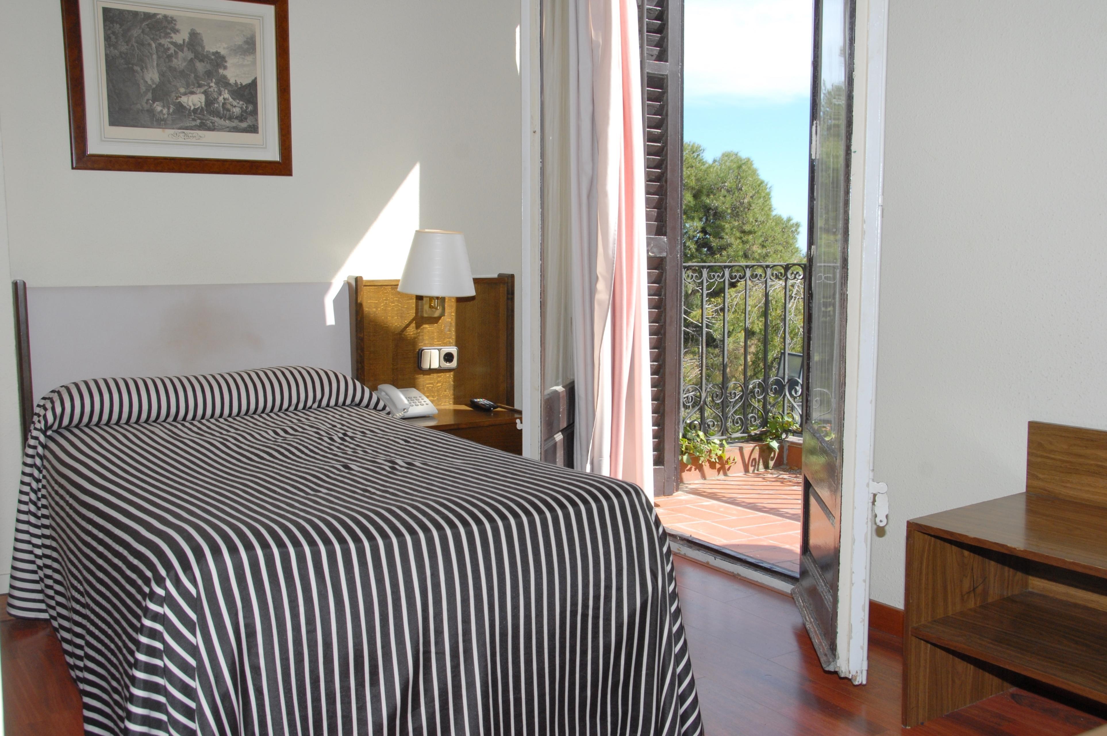 Hotel El Castell Sant Boi de Llobregat Dış mekan fotoğraf