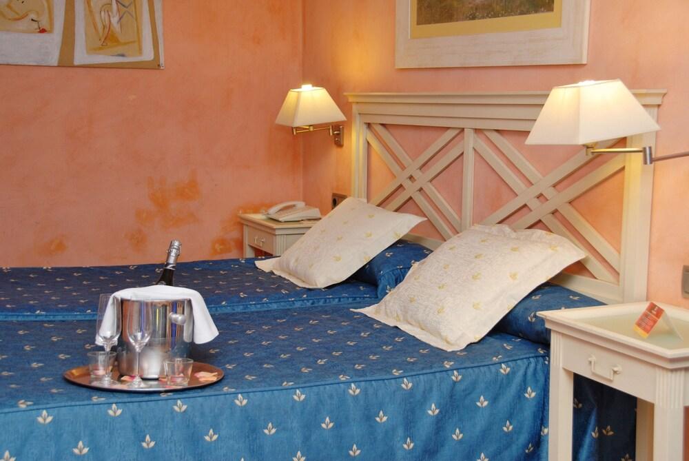Hotel El Castell Sant Boi de Llobregat Dış mekan fotoğraf