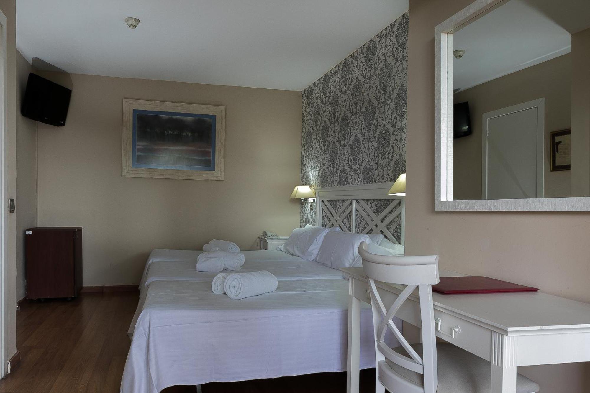 Hotel El Castell Sant Boi de Llobregat Dış mekan fotoğraf