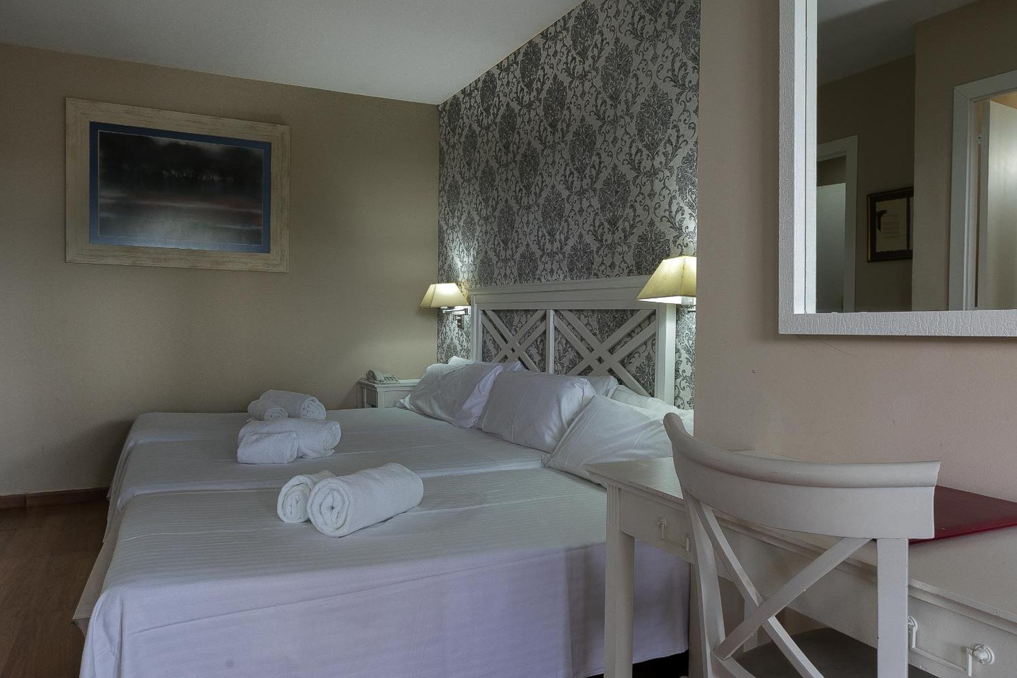 Hotel El Castell Sant Boi de Llobregat Dış mekan fotoğraf