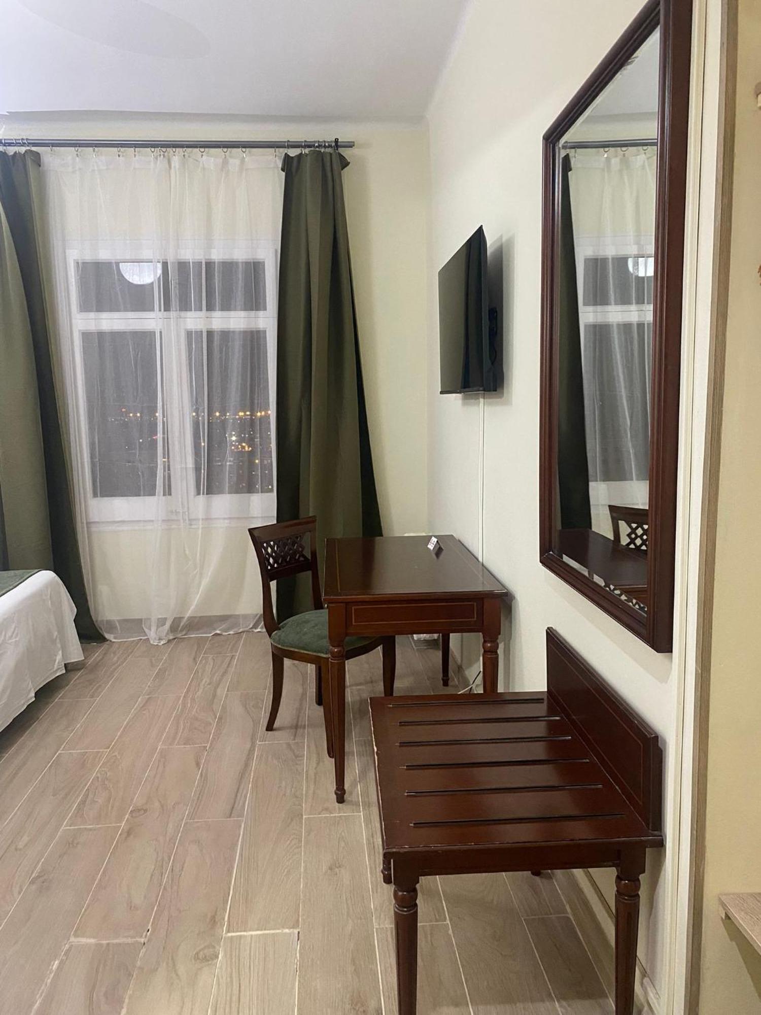 Hotel El Castell Sant Boi de Llobregat Dış mekan fotoğraf