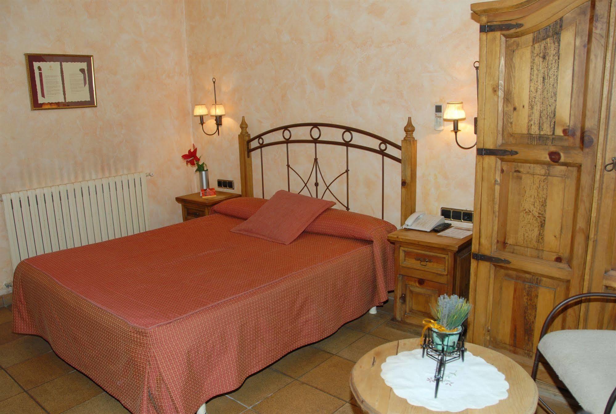 Hotel El Castell Sant Boi de Llobregat Dış mekan fotoğraf