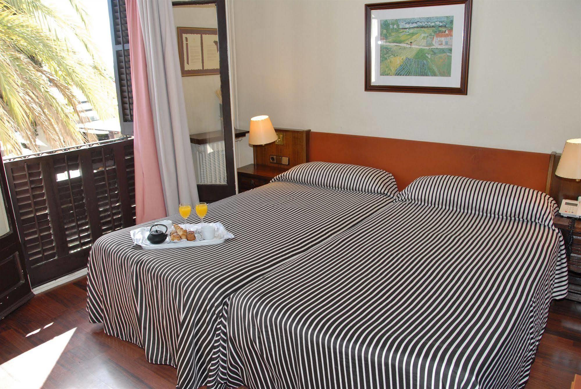 Hotel El Castell Sant Boi de Llobregat Dış mekan fotoğraf