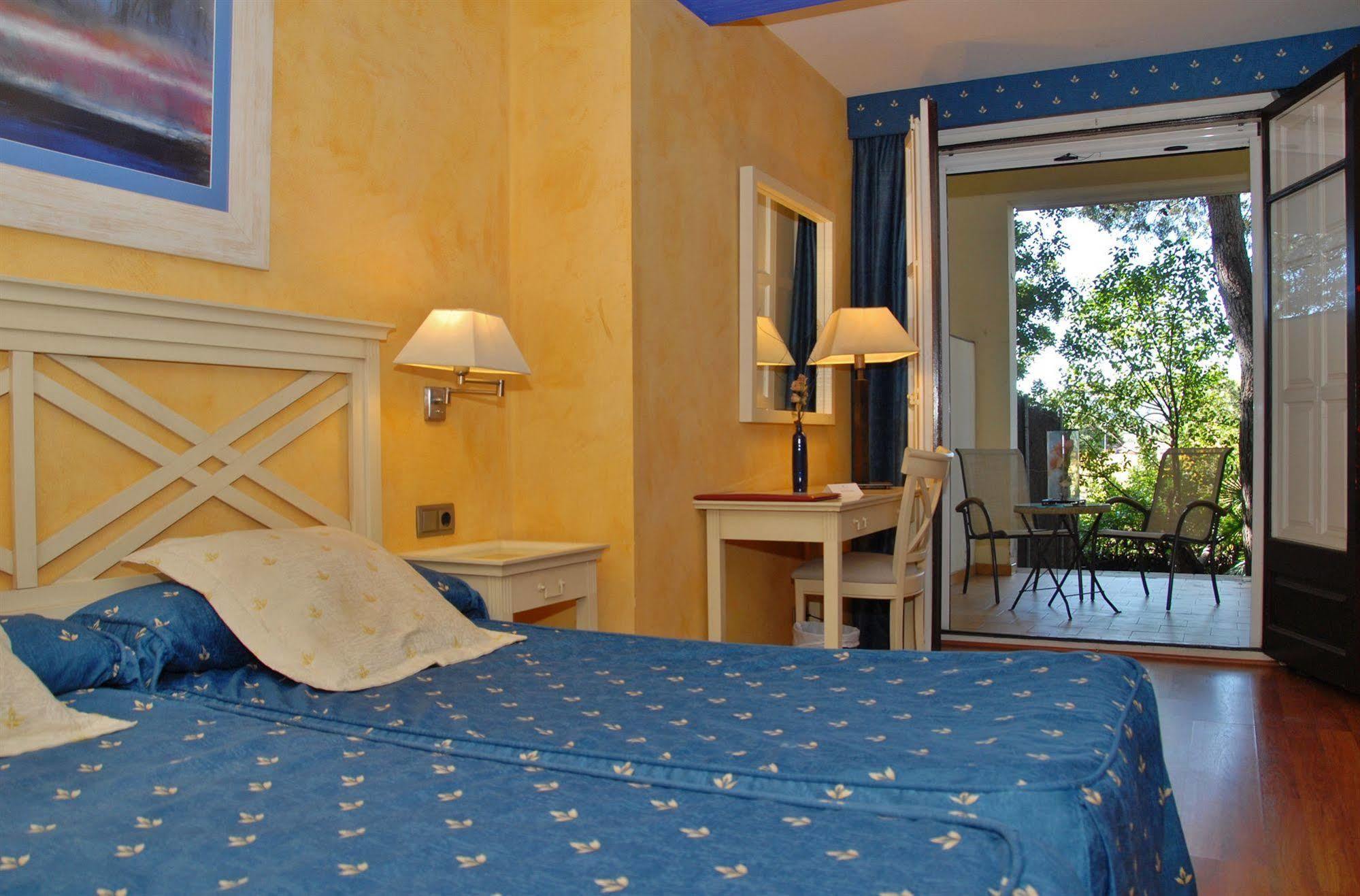 Hotel El Castell Sant Boi de Llobregat Dış mekan fotoğraf